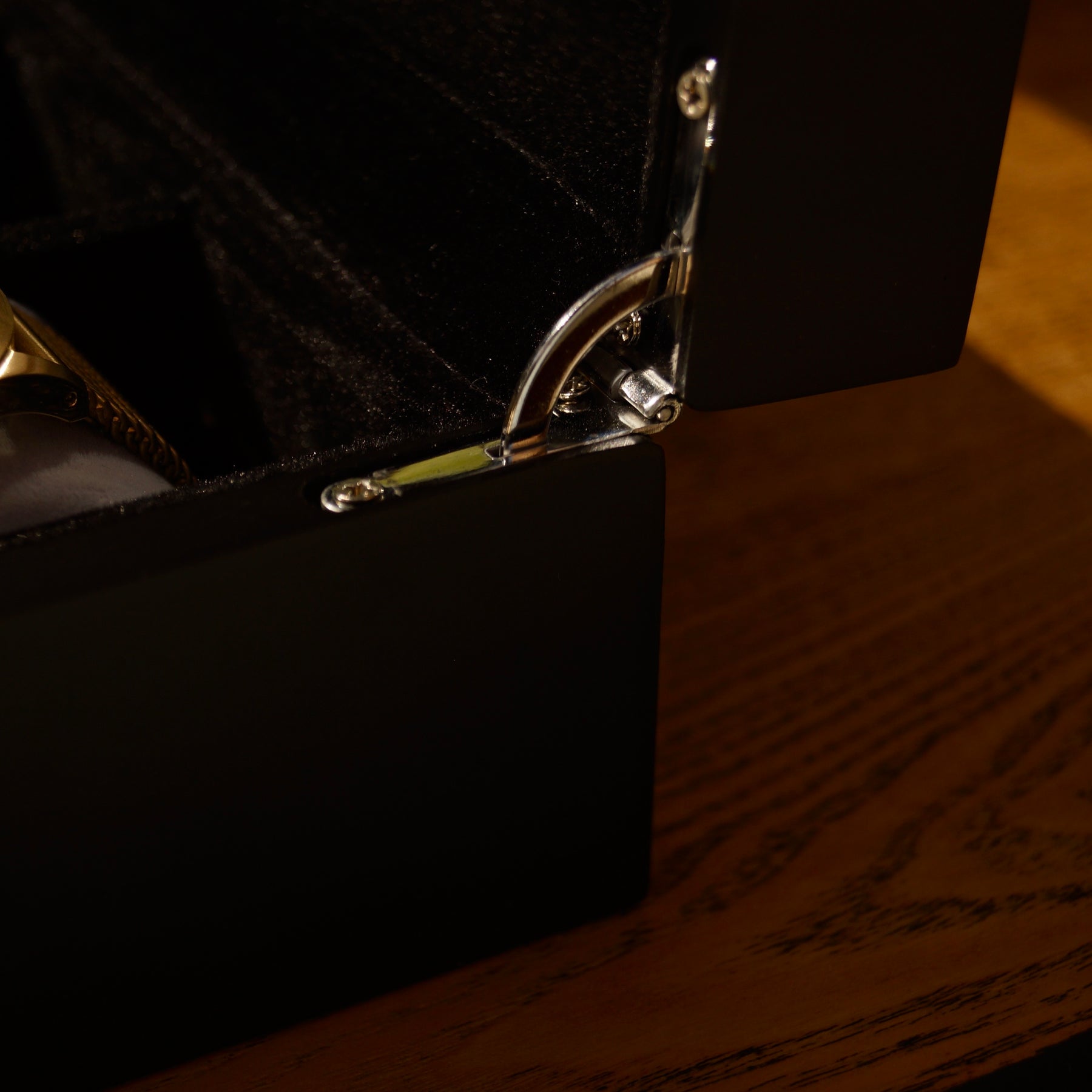 Close-up of the silver hinge detail on the LDN VI men’s 6-slot black watch box by Transform.
